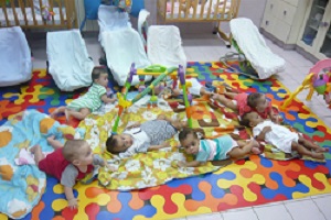 Bébés d'environs 6 mois abandonnés qui grandissent dans la crèche des sœurs de la Charité