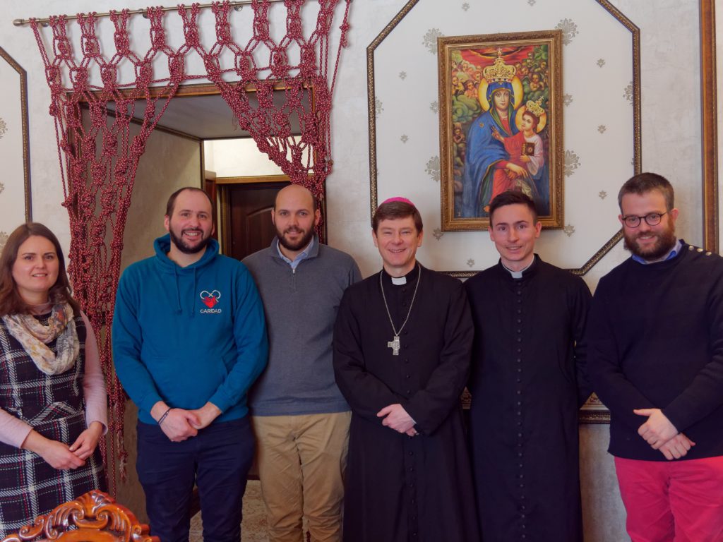 Rencontre de Caridad avec l'évêque de Kiev-Jytomyr à l'occasion de son 2e convoi de Noël.