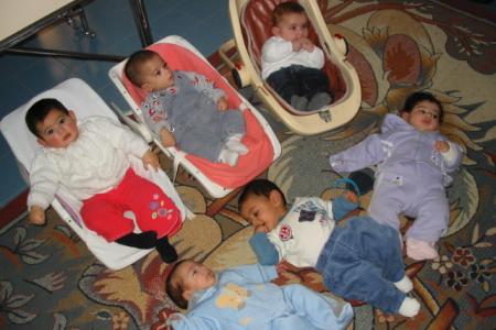 Bébés abandonnés à Bethléem moment de jeux