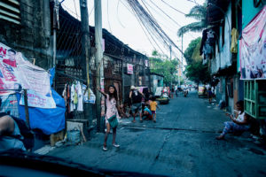 Photo d'une femme à Manille dans une rue très pauvre