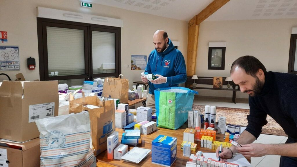 tri et empaquetage du matériel par les salariés de Caridad pour le convoi humanitaire en direction de l'Ukraine