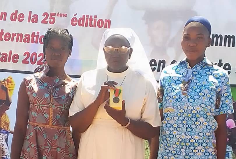 Lire la suite à propos de l’article Burkina-Faso : Soeur Véronique médaillée pour son oeuvre
