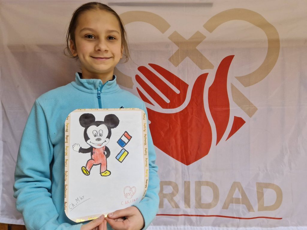 Petite fille avec son dessin pour Caridad