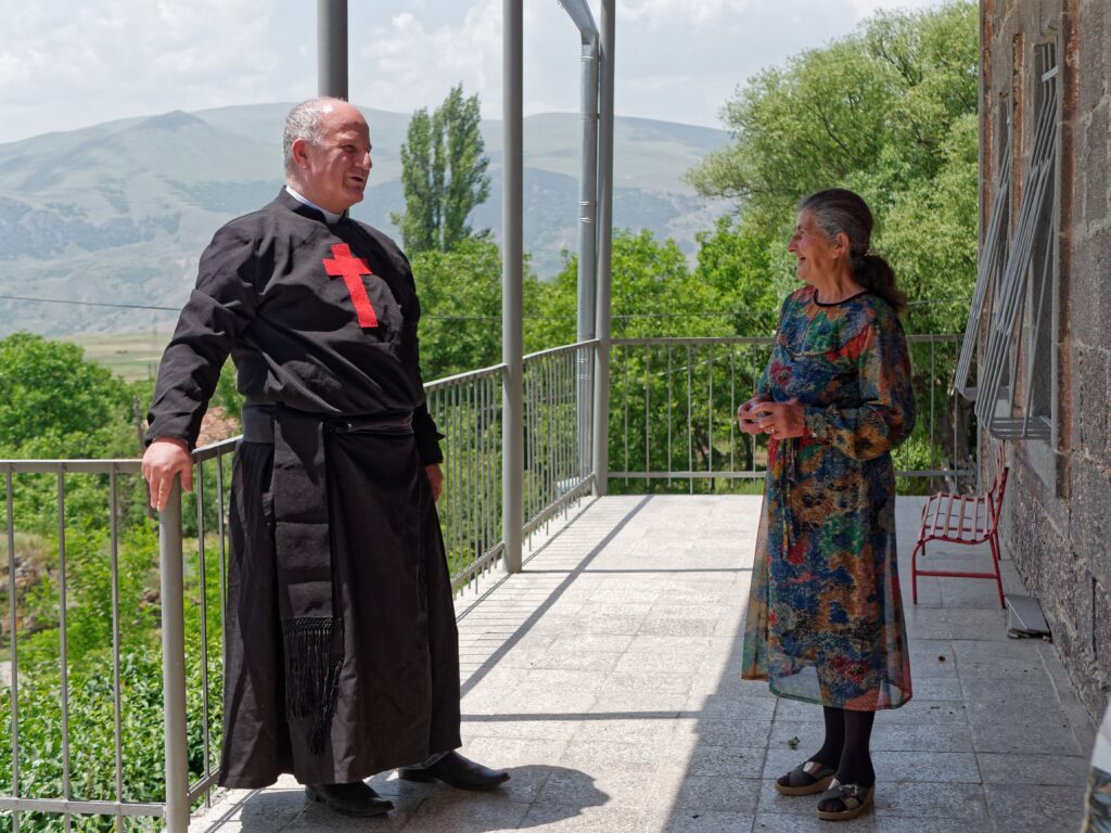 Le père Akaki prend le temps de s'intéresser aux familles pauvres et isolées.