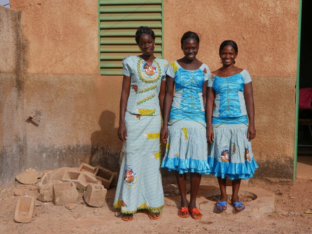 Jeunes femmes burkinabés du foyer Sainte-Maria-Goretti
